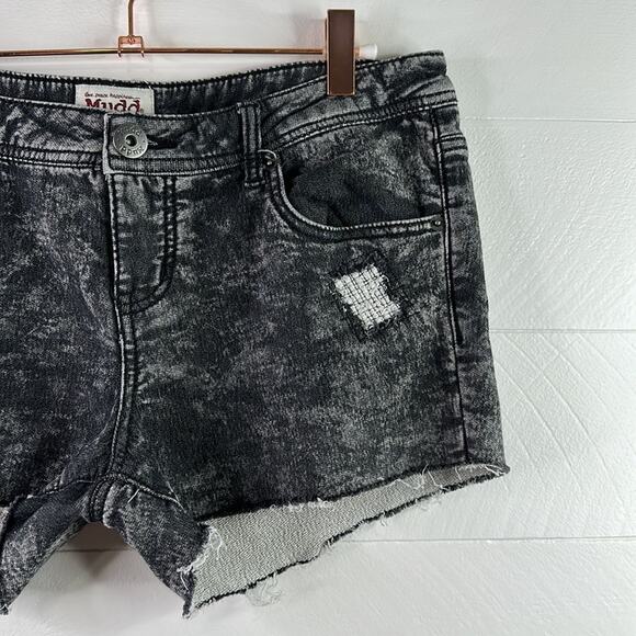 MUDD Black Distressed Acid Wash Cotton Stretchy‎ Low Rise Short Shorts Size 11 - Picture 6 of 9